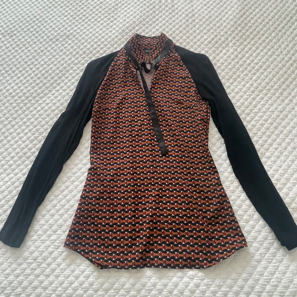 Form fitting boutique top with leather tie